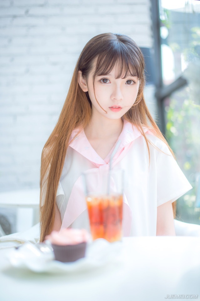 “还打个屁。”庞统翻了翻白眼道：“等着，刘璝应该很快就回来了，我要亲自去一趟阆中，说服张任他们倒戈。”从这里去阆中大营一路上关卡重重，要过关卡，路上花的时间未必就比刘璝从成都过来短，因此在收到消息的时候，庞统就已经决定要出发。
